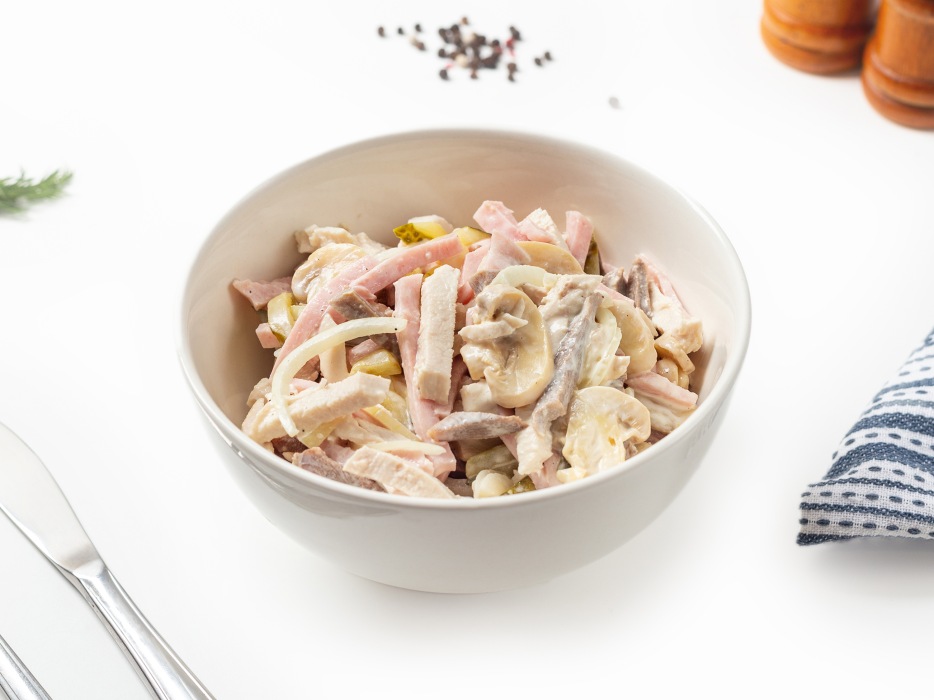 Салат Фаворит с языком, ветчиной и грибами