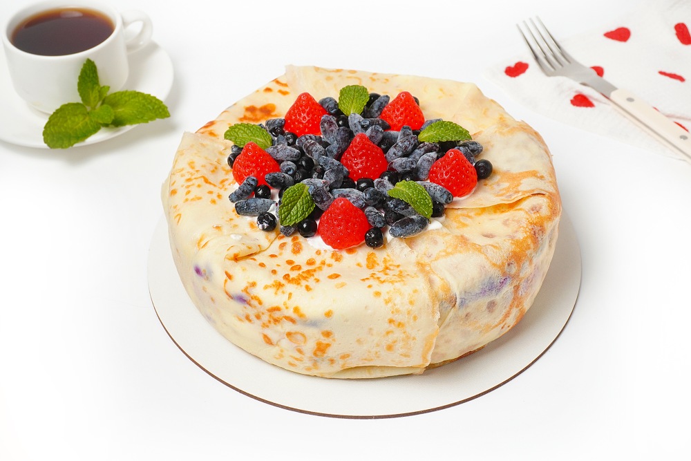 Блинный торт с творожным кремом и ягодами