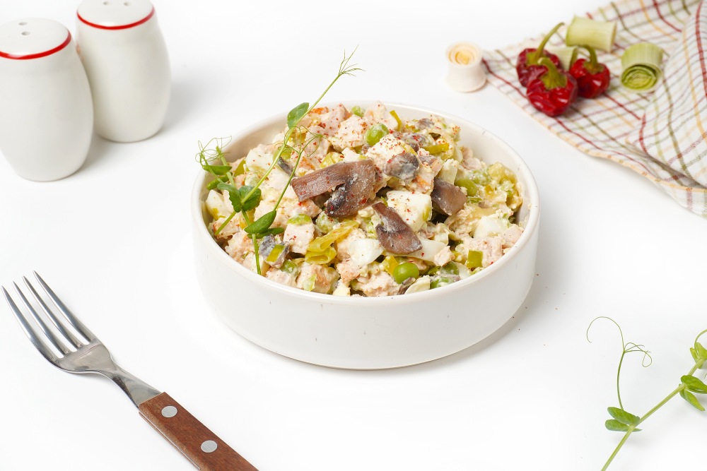 Салат с курицей и грибами классический простой