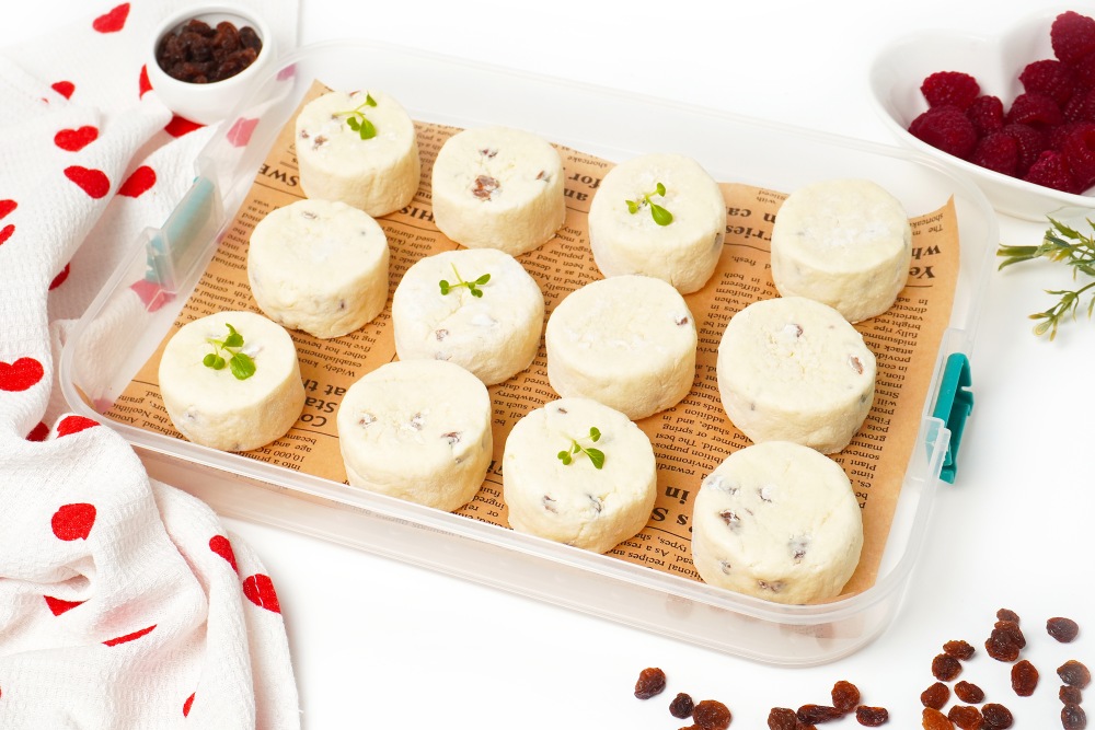 Классические сырники с изюмом: рецепт для заморозки