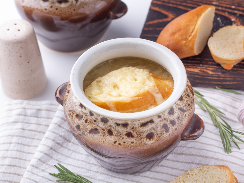 Французский луковый суп классический с вином