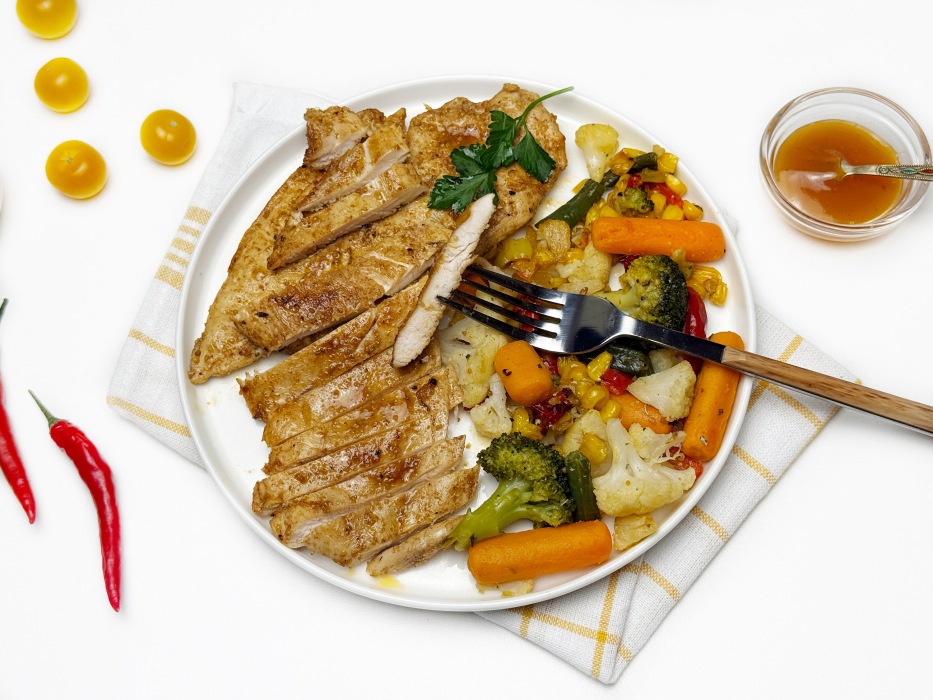 Куриное филе в пергаменте на сковороде