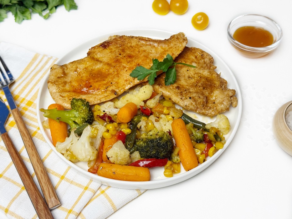 Куриное филе в пергаменте на сковороде