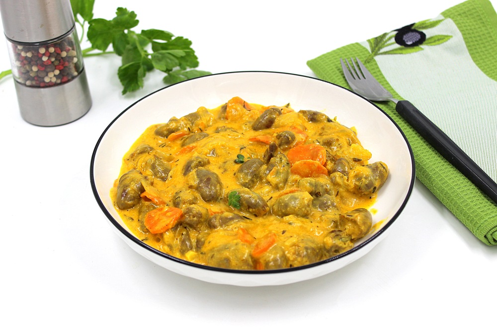 Куриные сердечки с луком и подливкой на сковороде