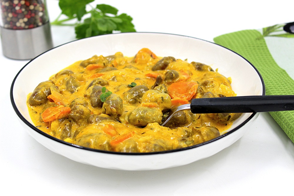 Куриные сердечки с луком и подливкой на сковороде