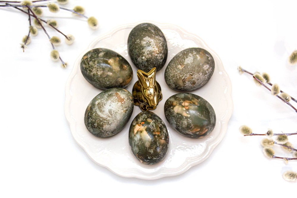 Мраморные яйца в луковой шелухе и каркаде