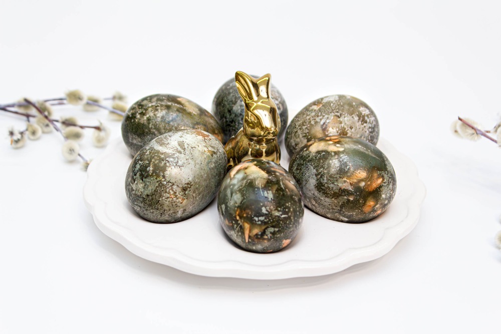 Мраморные яйца в луковой шелухе и каркаде