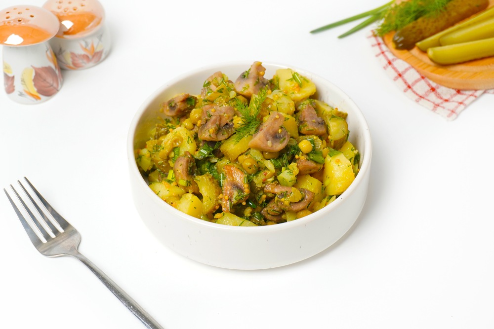 Постный салат с грибами и картофелем