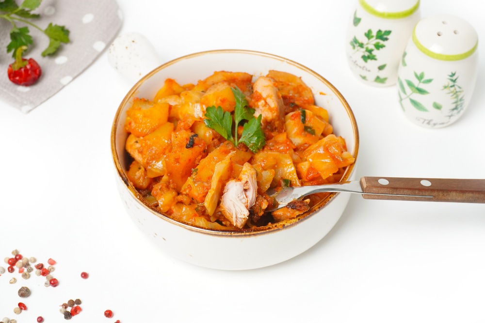Тушеная капуста с курицей и картошкой