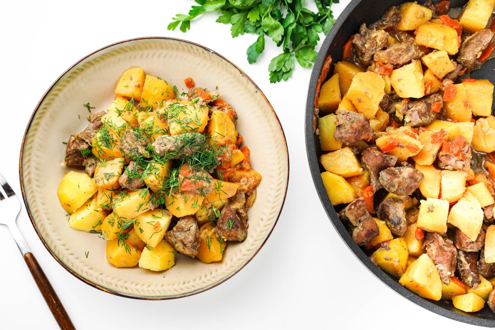 Тушеная картошка с печенью на сковороде