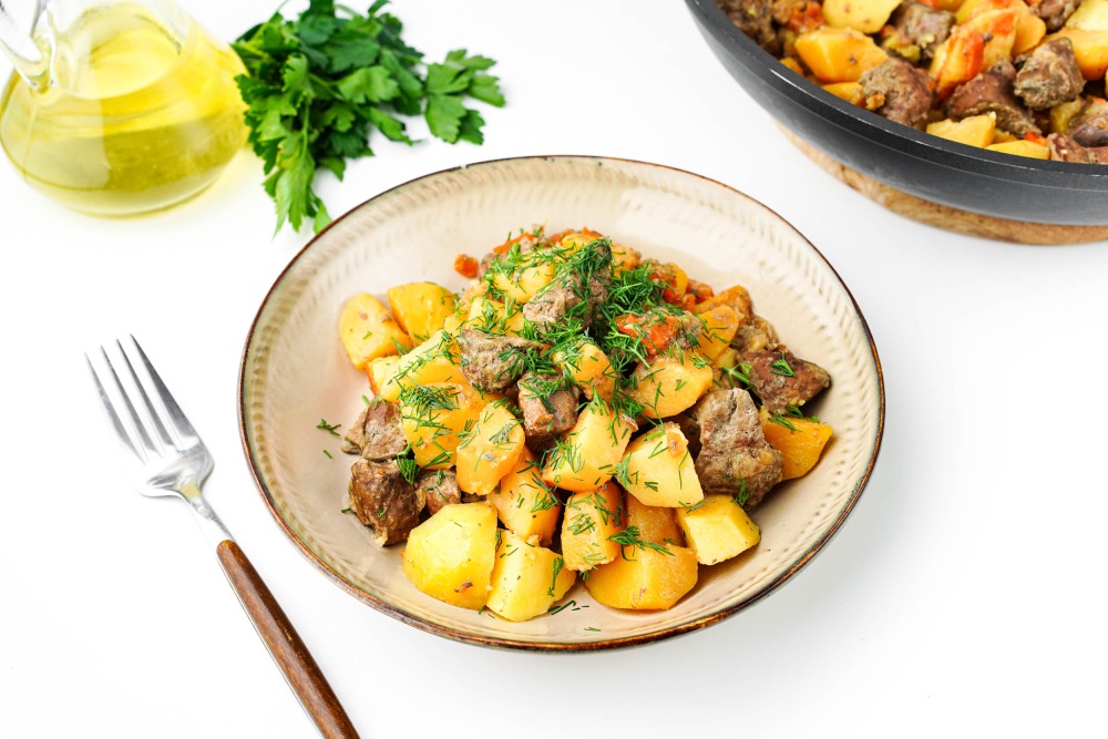 Тушеная картошка с печенью на сковороде