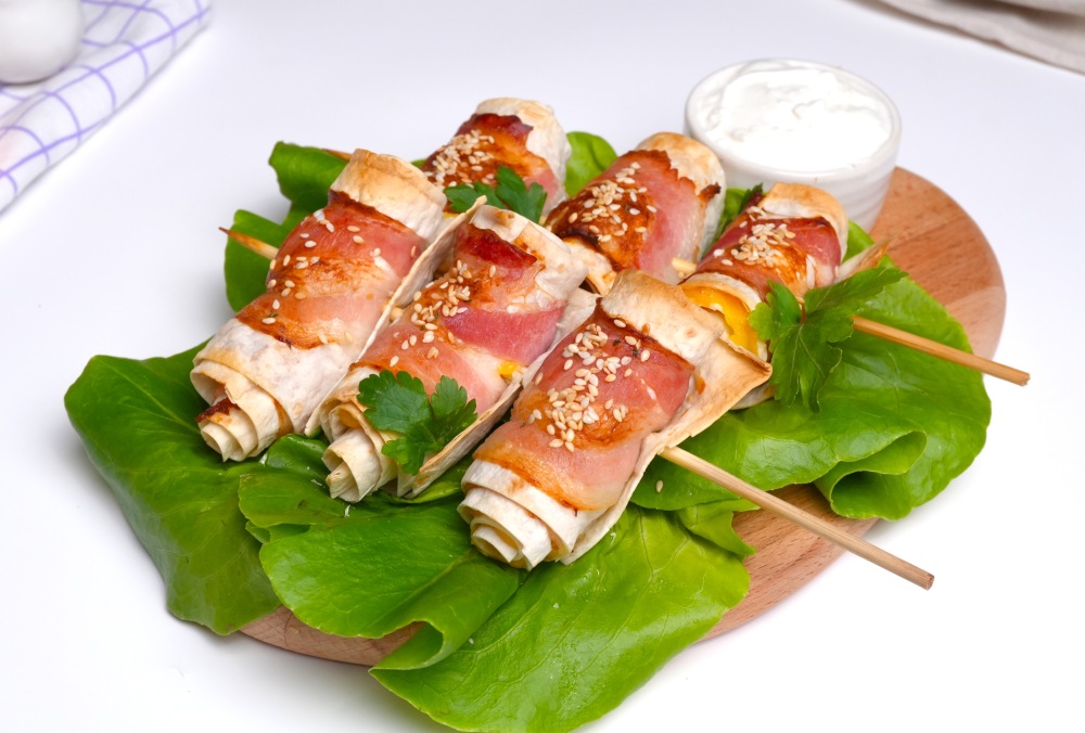 Быстрые рулетики с беконом в духовке