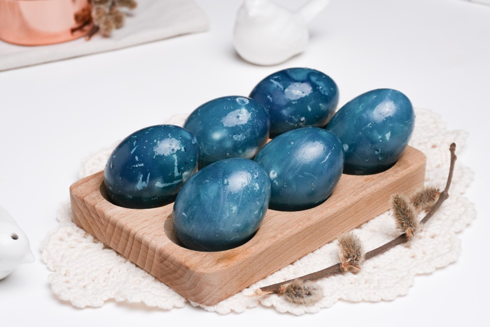 Как покрасить яйца капустой