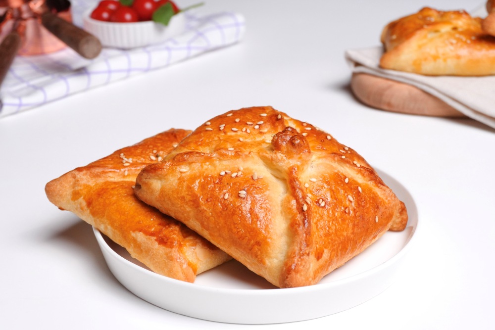 Конвертики из слоеного теста с сыром