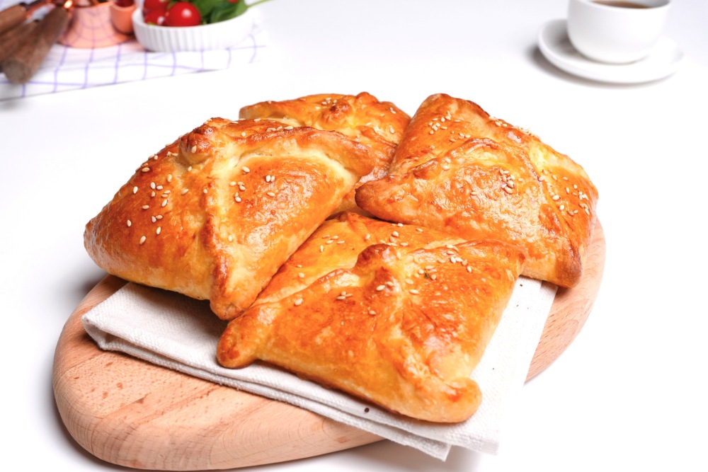 Конвертики из слоеного теста с сыром