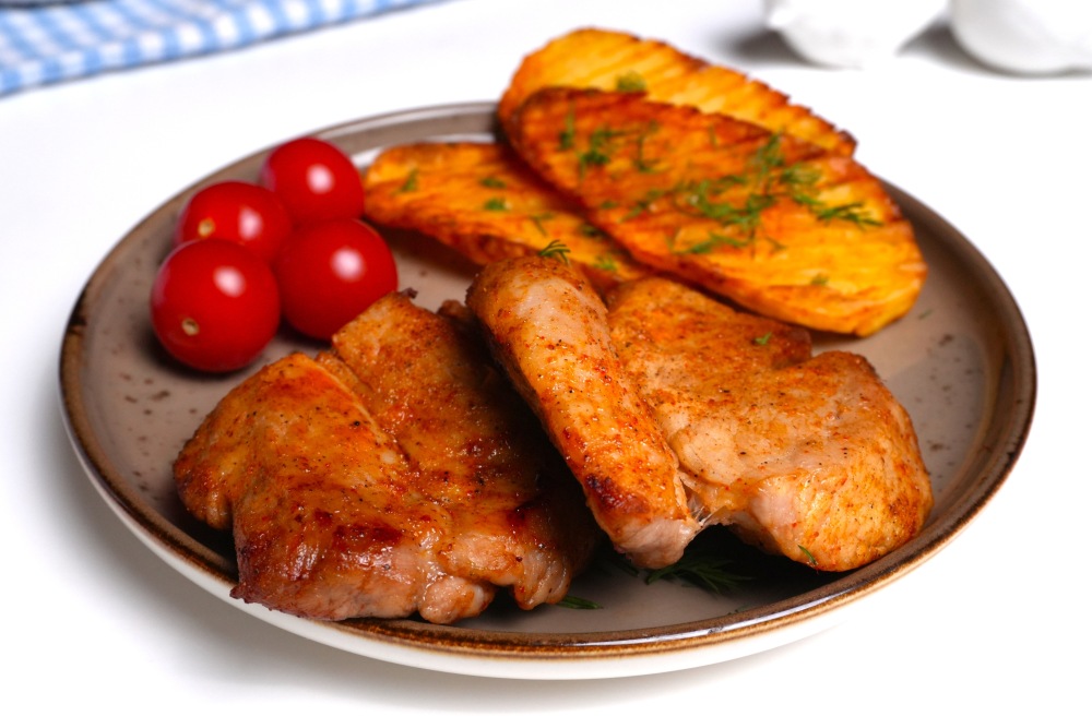 Сочный стейк из свинины в аэрогриле