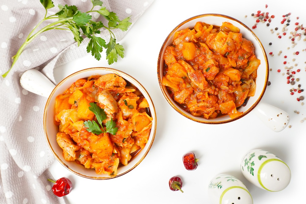 Тушеная капуста с курицей и картошкой