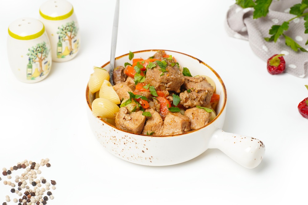 Мясо с луком и морковью на сковороде