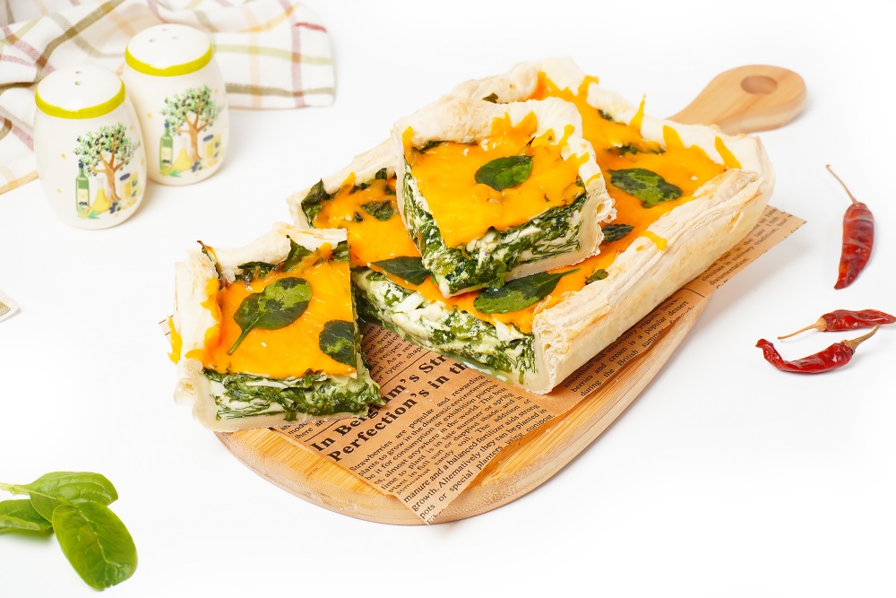 Простой слоеный пирог со шпинатом