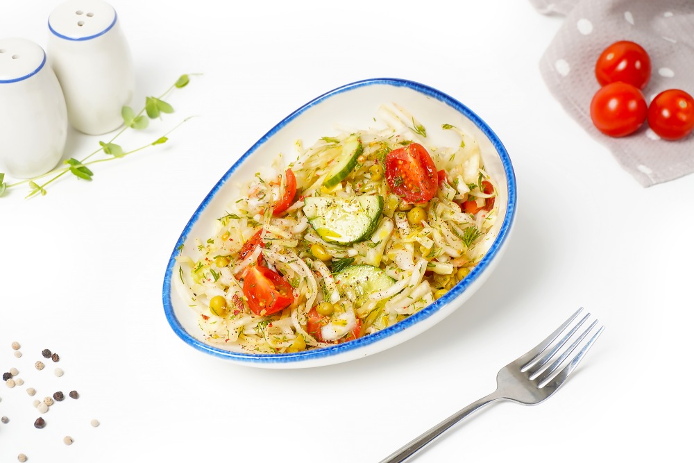 Салат из капусты, огурцов и помидоров