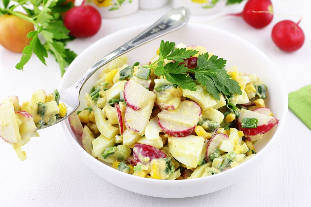 Салат из редиски с яйцом и кукурузой