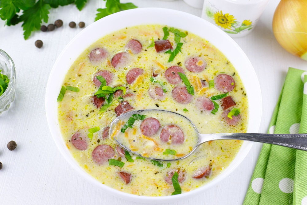 Сырный суп с колбасками