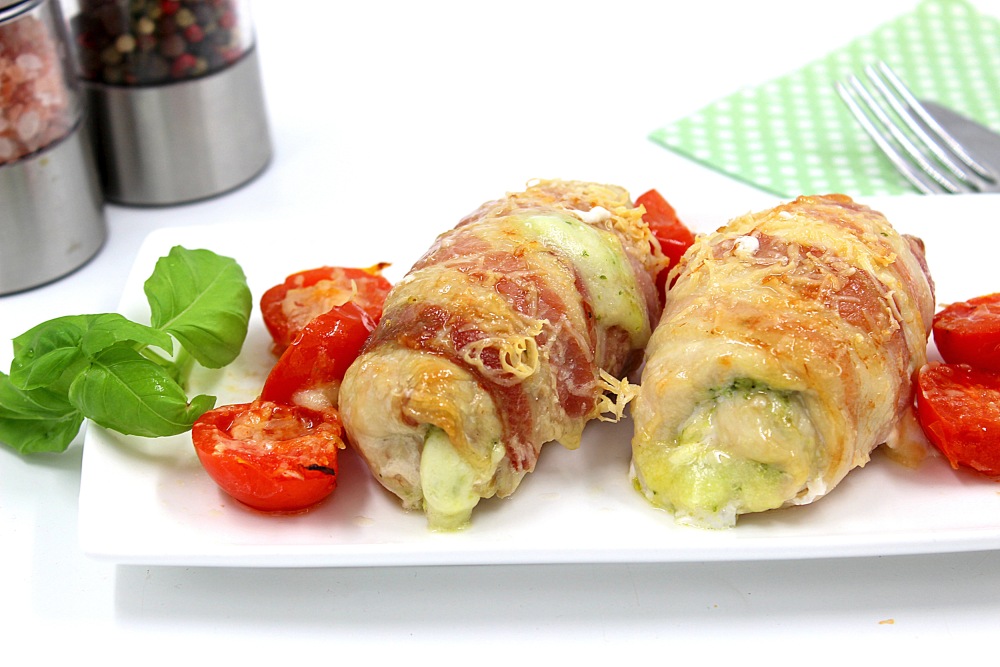 Заготовки впрок: куриные рулеты в беконе