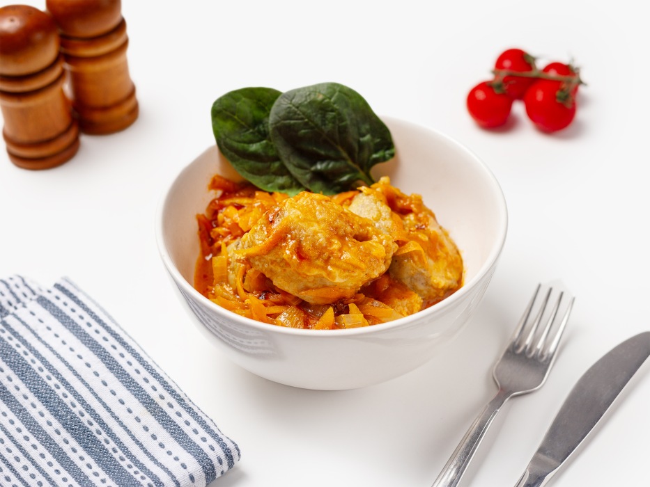 Минтай на сковороде с луком и морковью