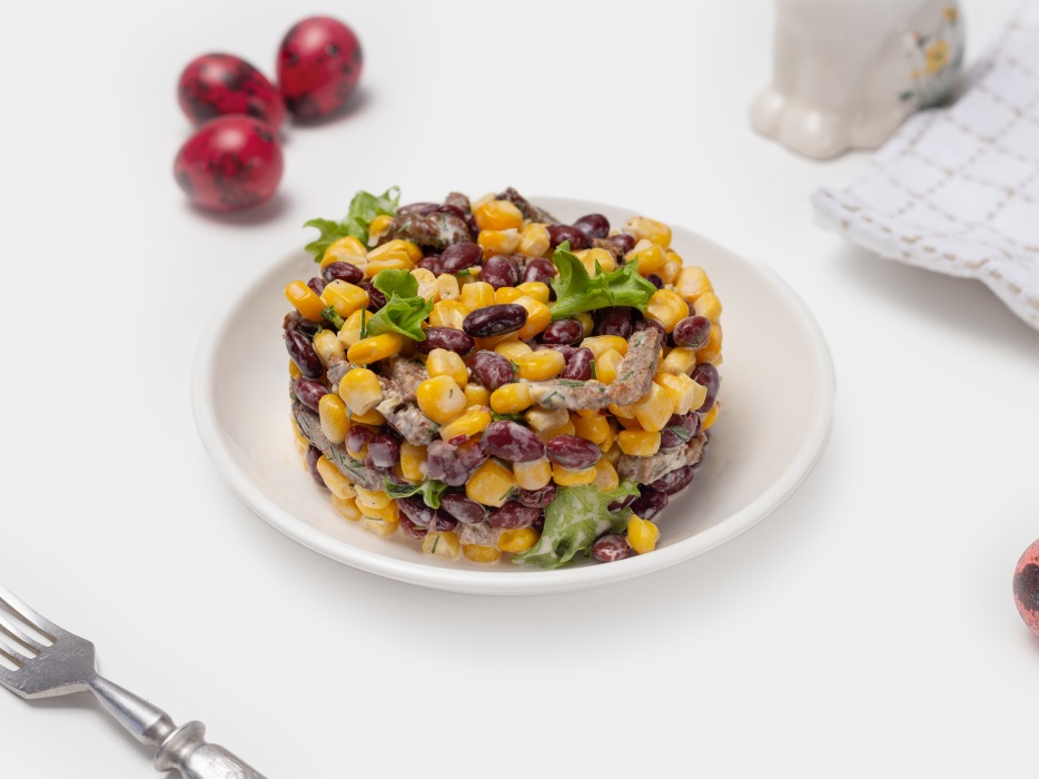 Салат с фасолью, кукурузой и сухариками