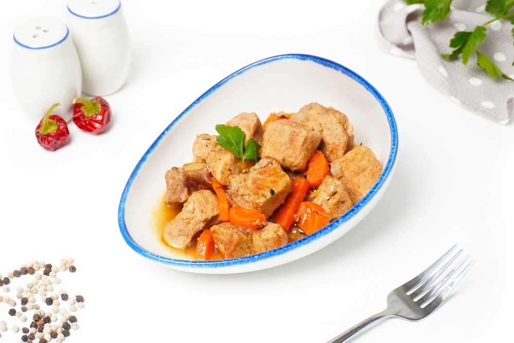 Мясо с луком и морковью на сковороде