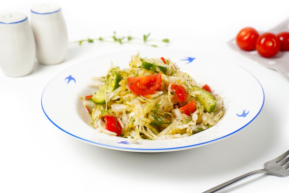 Салат из капусты, огурцов и помидоров