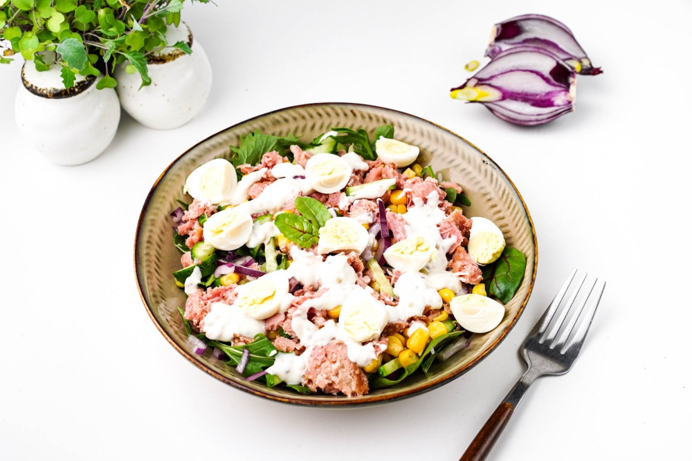 Салат с тунцом, кукурузой и огурцом
