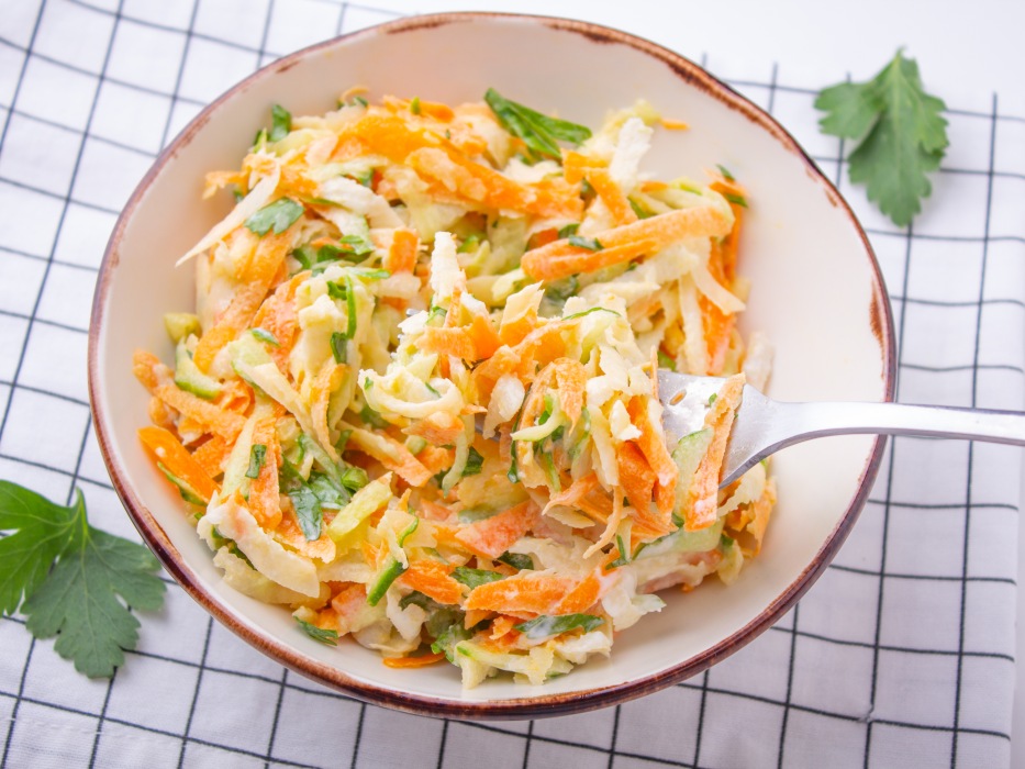 Салат из редьки и моркови с майонезом