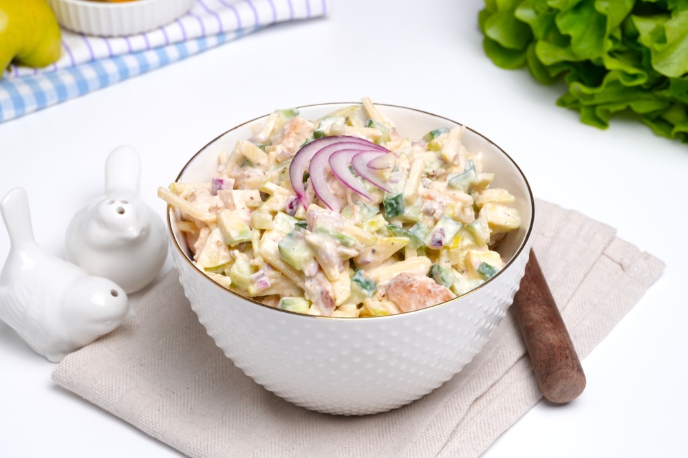 Легкий салат с авокадо и курицей