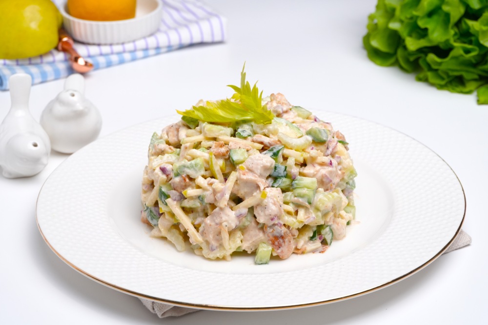 Легкий салат с авокадо и курицей