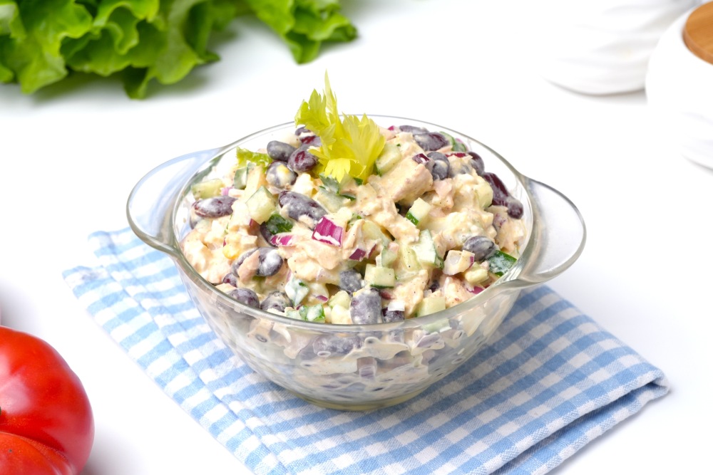 Салат с тунцом, фасолью и яйцами