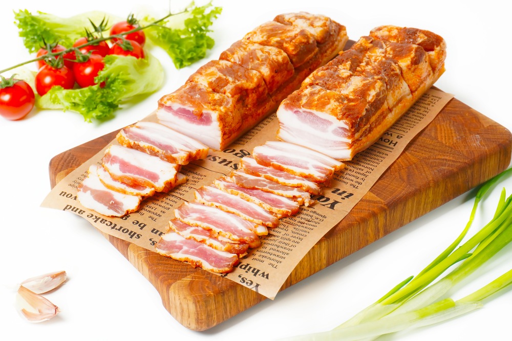 Свиная грудинка соленая с чесноком