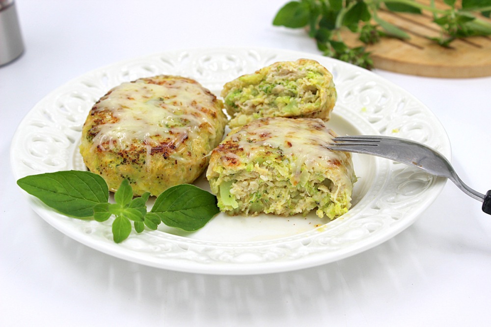 Куриные котлеты с брокколи в духовке