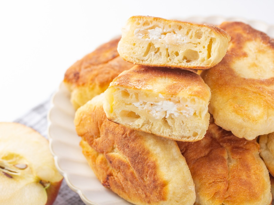 Пирожки с творогом и яблоком