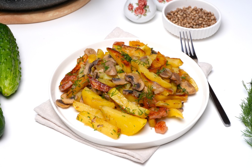 Картошка с шампиньонами на сковороде