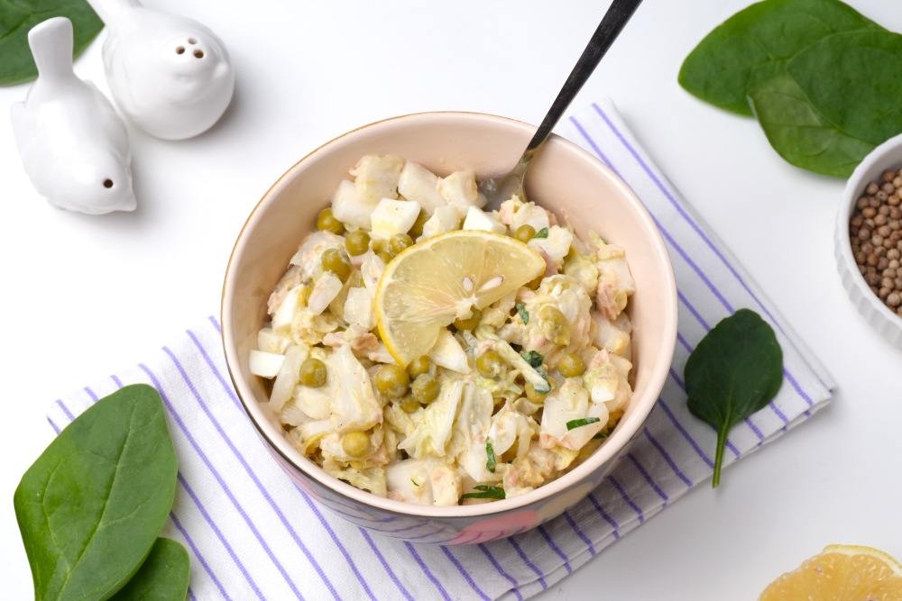 Салат с капустой, тунцом и горошком