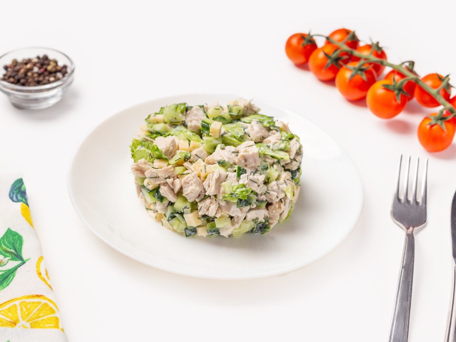 Салат с индейкой, огурцом и сыром