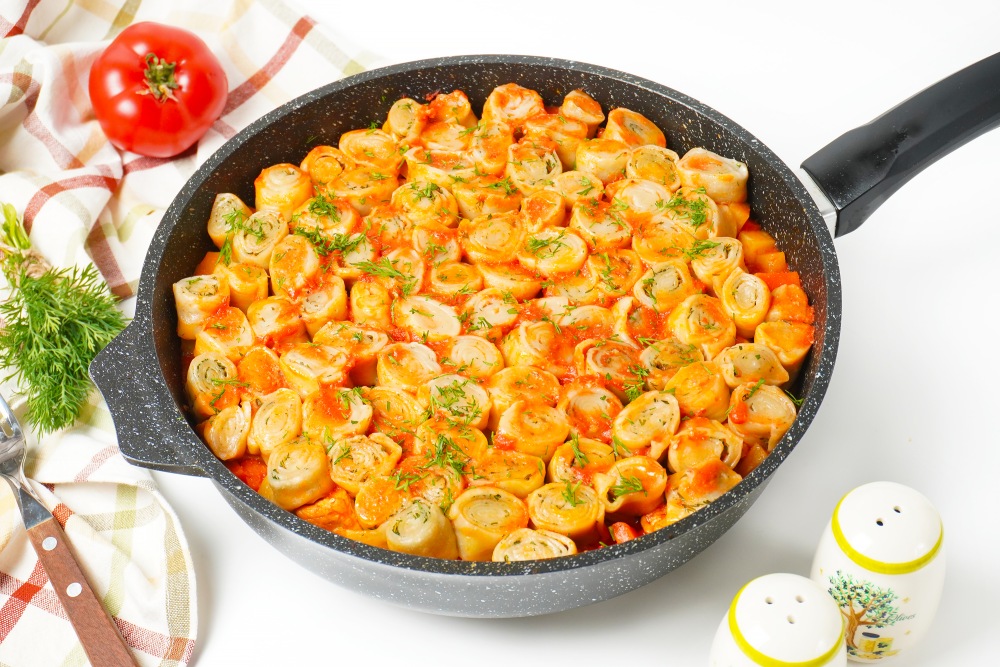Штрудли с картофелем и мясом на сковороде