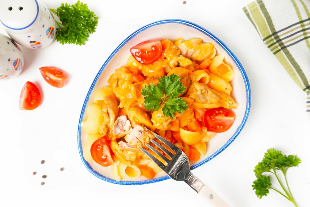 Гуляш из курицы на сковороде с подливкой
