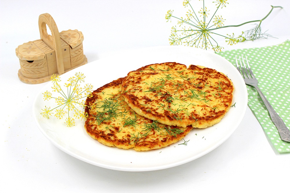 Картофельные лепешки на сковороде с сыром