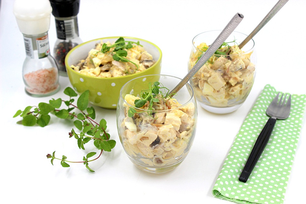 Салат с курицей, ананасами и грибами