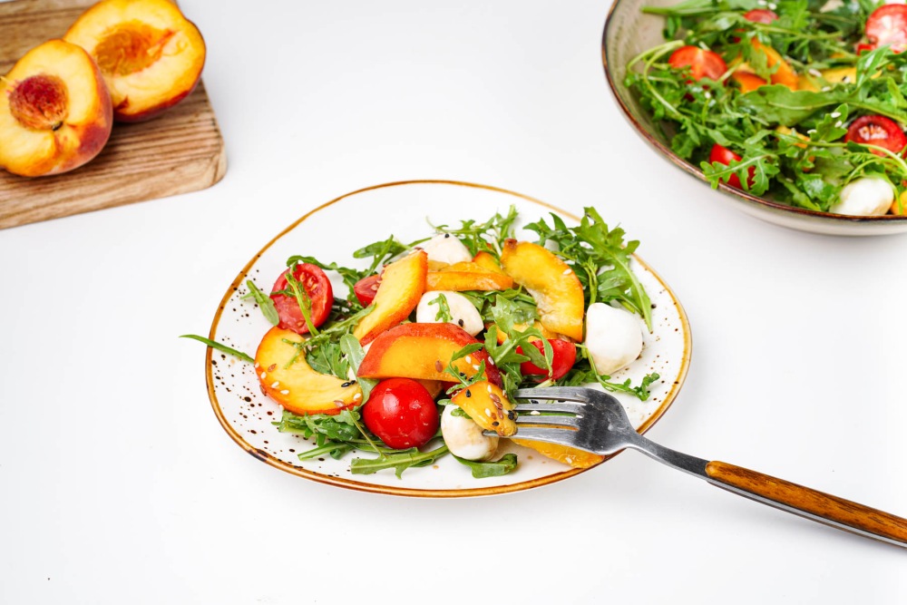 Салат с рукколой, персиками и сыром