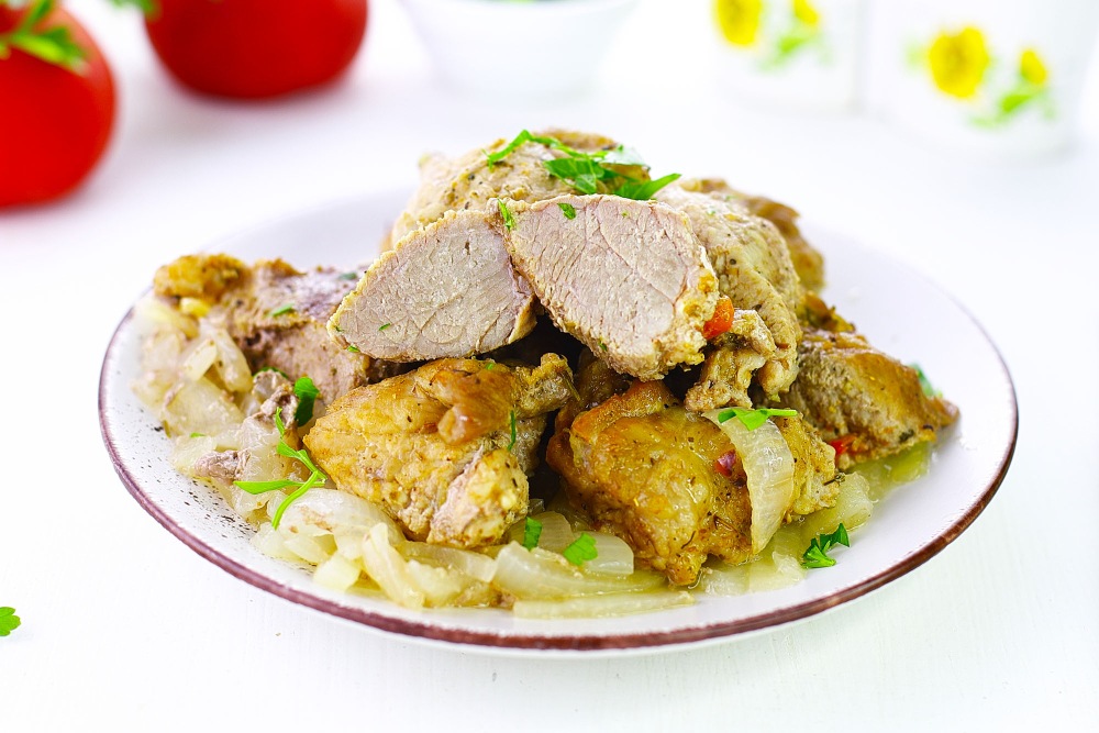 Свинина с луком в духовке в рукаве кусочками