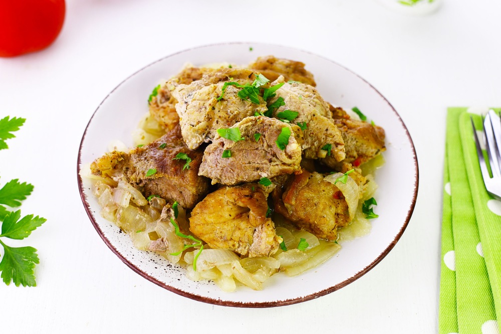 Свинина с луком в духовке в рукаве кусочками