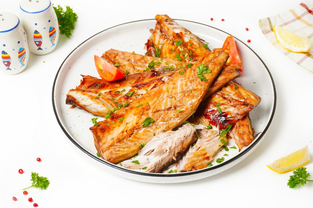 Вкусная скумбрия на мангале на решетке